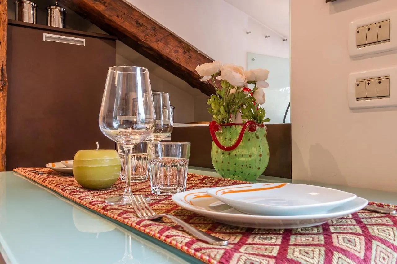 Gold And Red - The Venetian Style With Terrace Daire