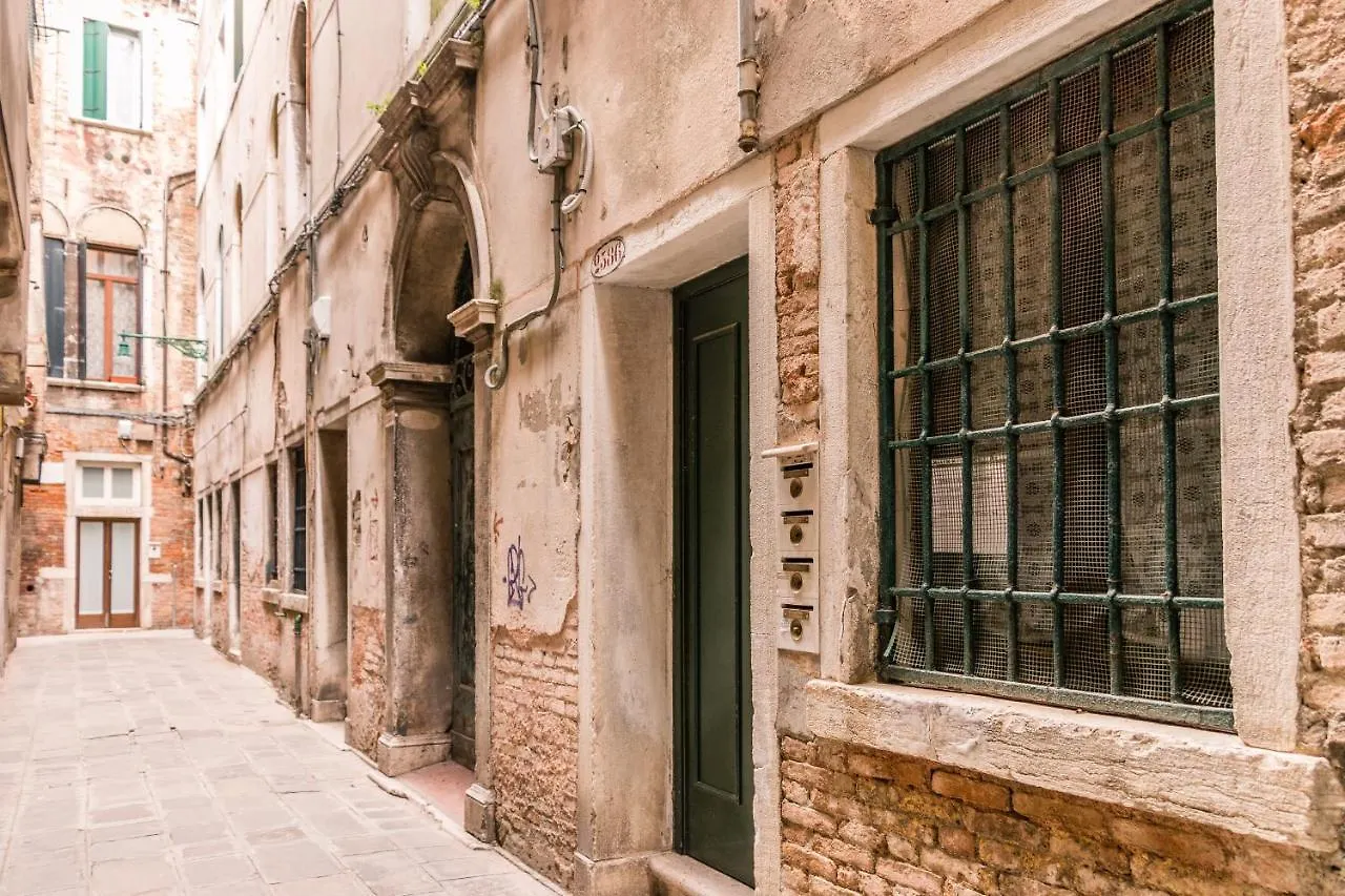 Gold And Red - The Venetian Style With Terrace Daire Venedik